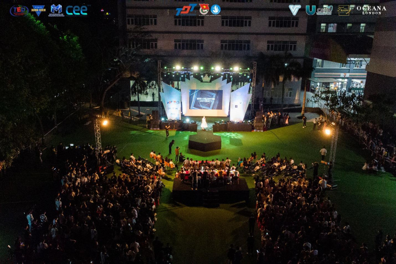 Toàn cảnh vòng Bán kết cuộc thi Nét đẹp Sinh viên TDTU 2021, không khí trở nên vô cùng sôi động và hào hứng bởi sự cổ vũ nhiệt tình từ đông đảo các bạn sinh viên.