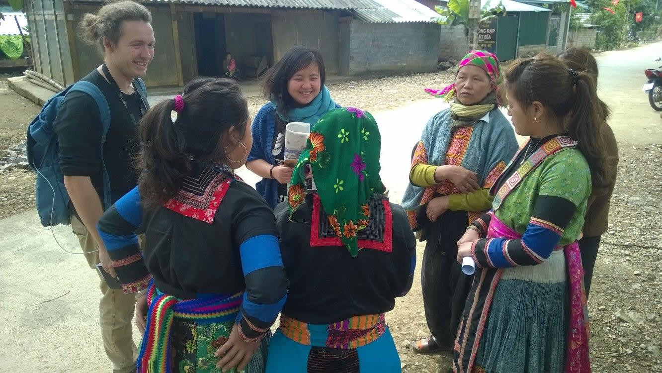 Châu (đứng giữa, đối diện ống kính) trong một chuyến công tác ở Hà Giang cho dự án “Action for Lùng Tám” nhằm thiết kế cơ sở sản xuất mới cho hợp tác xã dệt vải lanh của cộng đồng phụ nữ dân tộc thiểu số ở địa phương. Châu (đứng giữa, đối diện ống kính) trong một chuyến công tác ở Hà Giang cho dự án “Action for Lùng Tám” nhằm thiết kế cơ sở sản xuất mới cho hợp tác xã dệt vải lanh của cộng đồng phụ nữ dân tộc thiểu số ở địa phương.