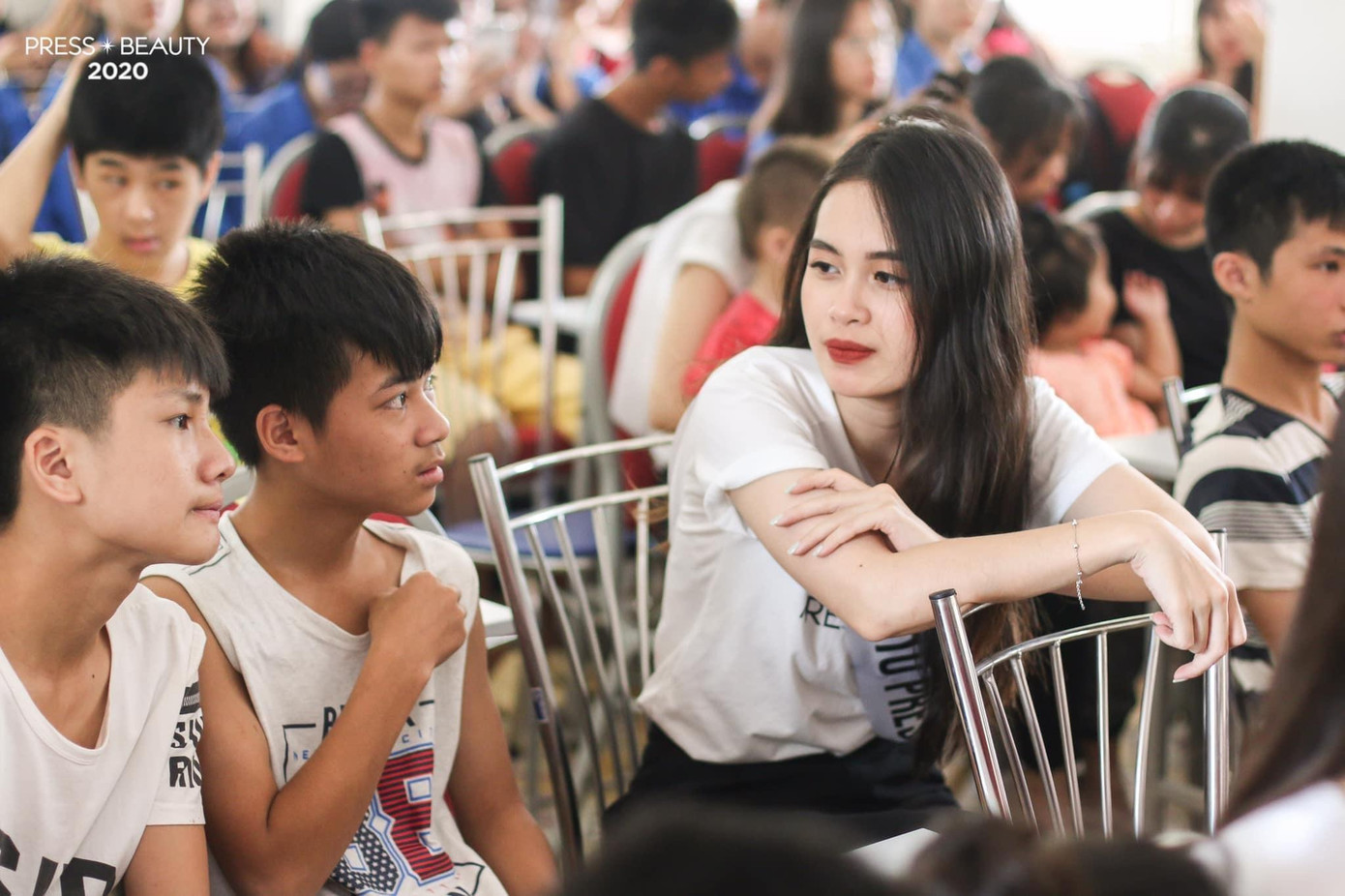 Nữ sinh trong chuyến thiện nguyện khi tham gia gia chương trình Press Beauty. Ảnh: NVCC