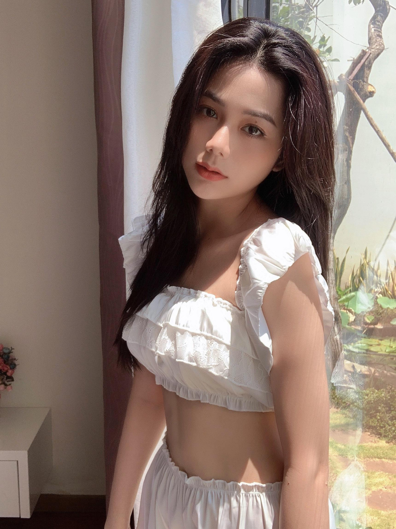 Hằng lựa chọn trang phục khoe khéo vòng eo con kiến của mình.