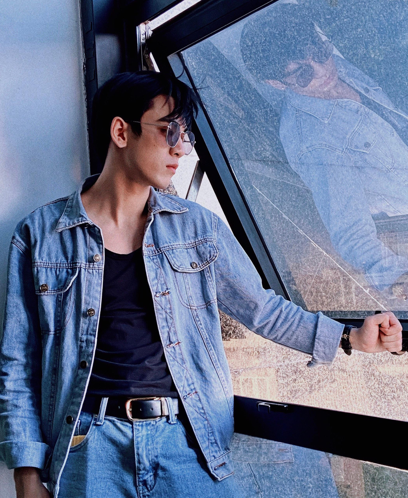 Lê Đức Quân sở hữu gương mặt điển trai và phong cách nam tính.