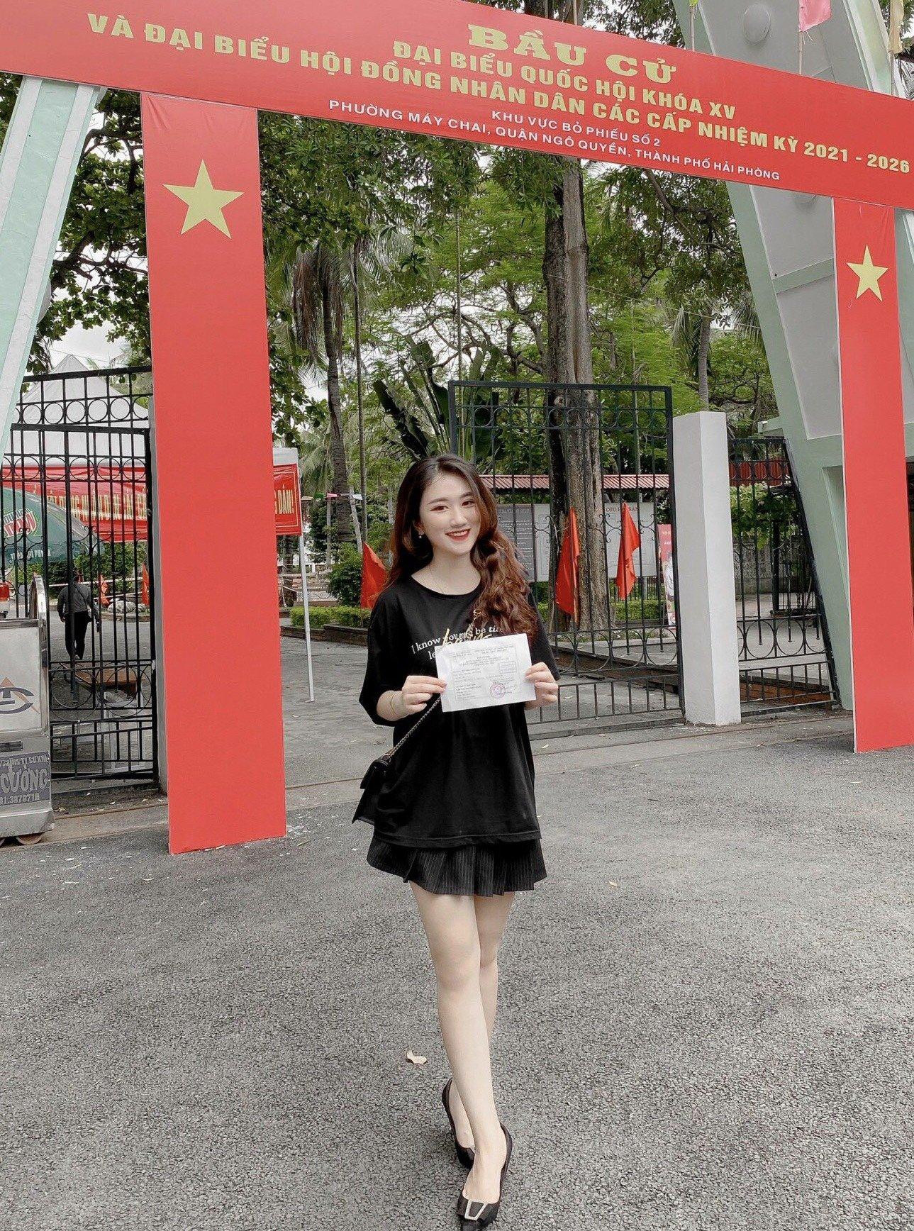 Linh là một sinh viên năng động và cũng là MC của một số chương trình của đoàn trường. Trước ngày bầu cử, cô bạn cũng tích cực tham gia vào công tác tuyên truyền, vận động cử tri.