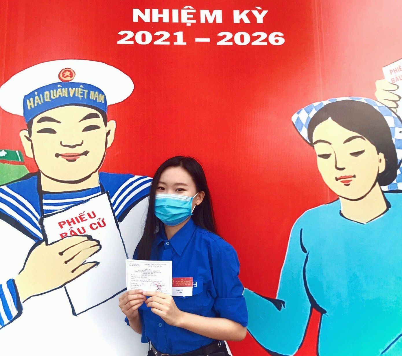 Nguyệt Anh vinh dự được trở thành thành viên của tổ bầu cử tại địa phương.