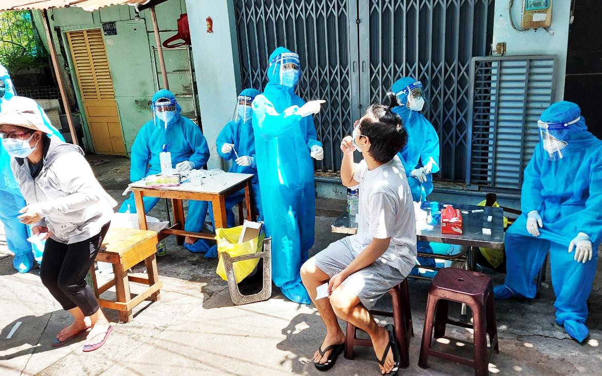 Lấy mẫu test nhanh Covid-19 ở khu phố