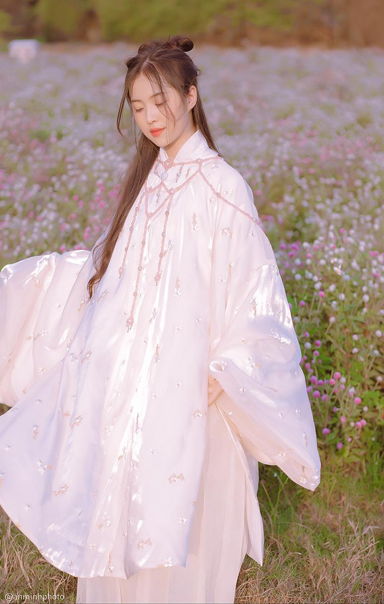 Thu Trà có thể mặc Việt phục ngay cả khi đi ăn uống, đi chơi với bạn bè. Thu Trà có thể mặc Việt phục ngay cả khi đi ăn uống, đi chơi với bạn bè.