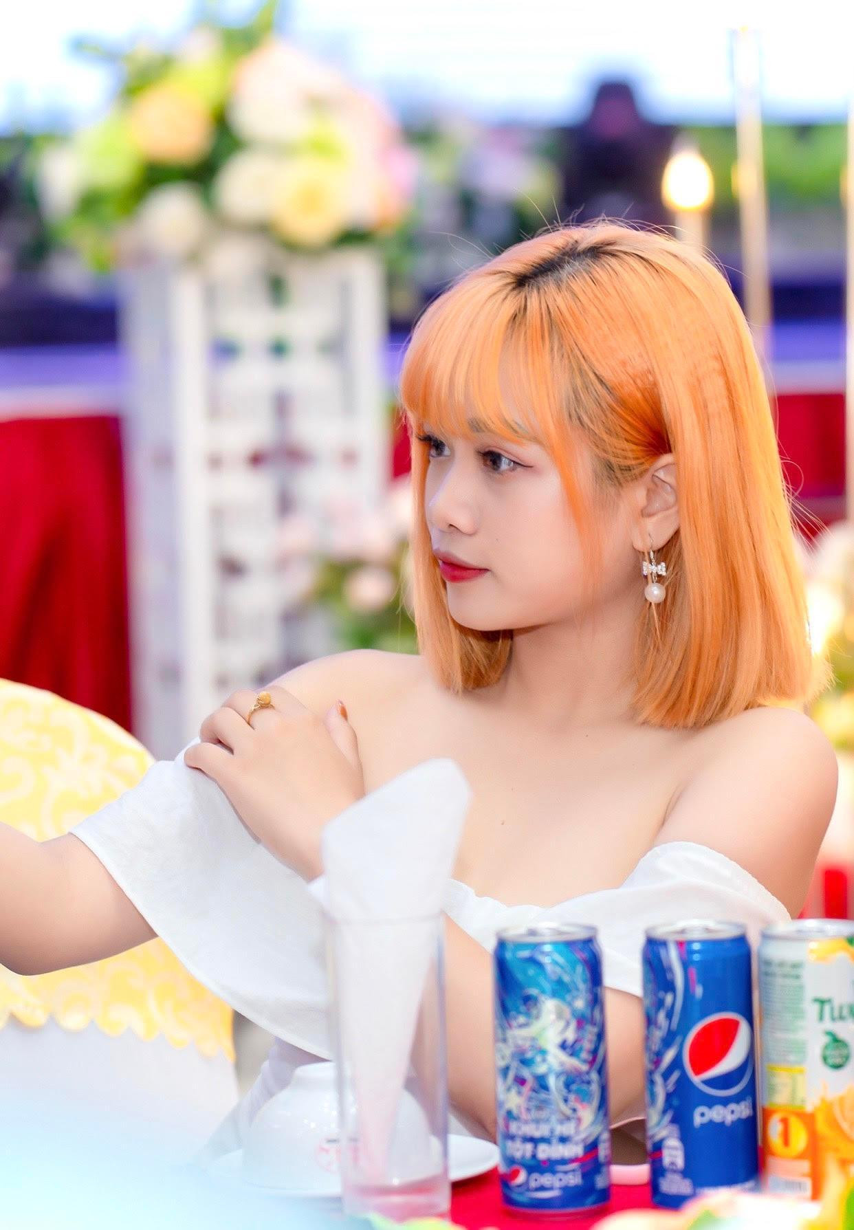 Từ nhỏ Mến đã bộc lộ năng khiếu văn nghệ và diễn kịch của mình. Từ nhỏ Mến đã bộc lộ năng khiếu văn nghệ và diễn kịch của mình.