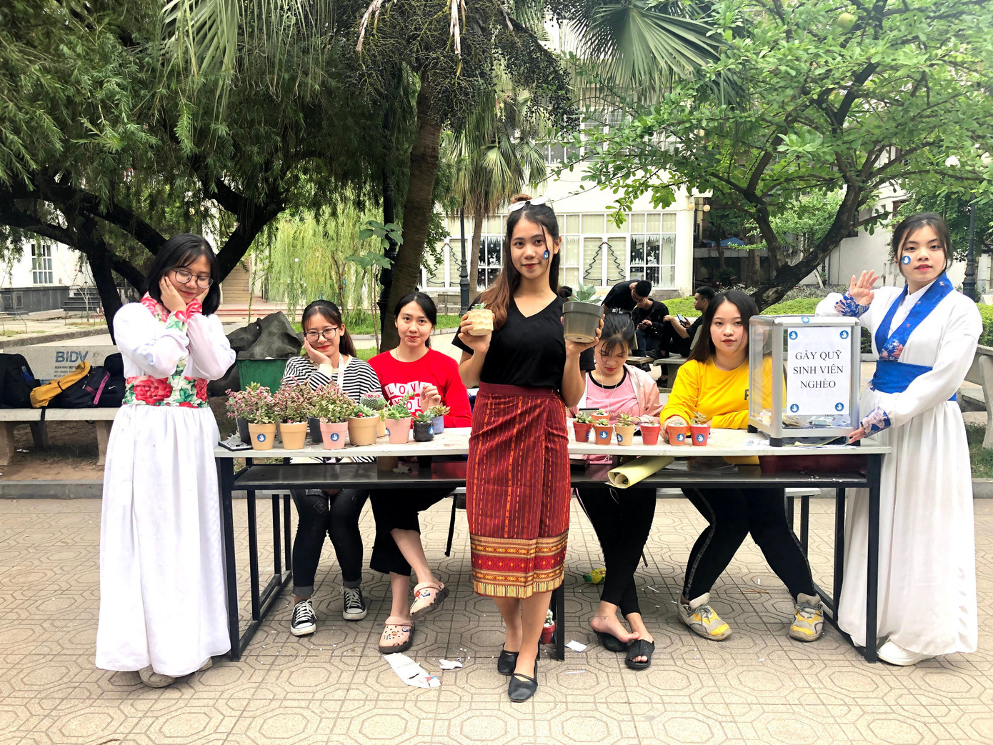 Hội sinh viên gây quỹ từ thiện. Hội sinh viên gây quỹ từ thiện.