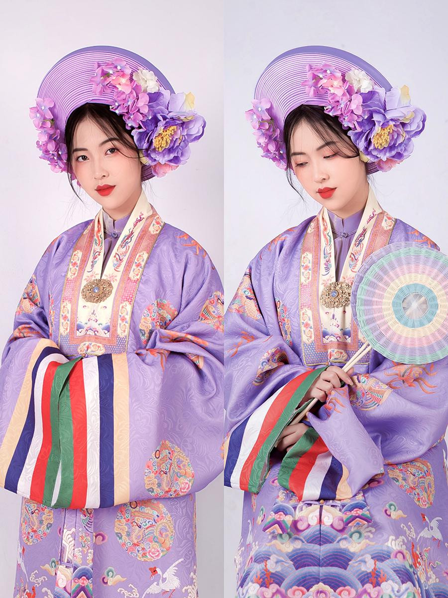 Hoàng Thị Thu Trà có đam mê đặc biệt với Việt phục. Hoàng Thị Thu Trà có đam mê đặc biệt với Việt phục.