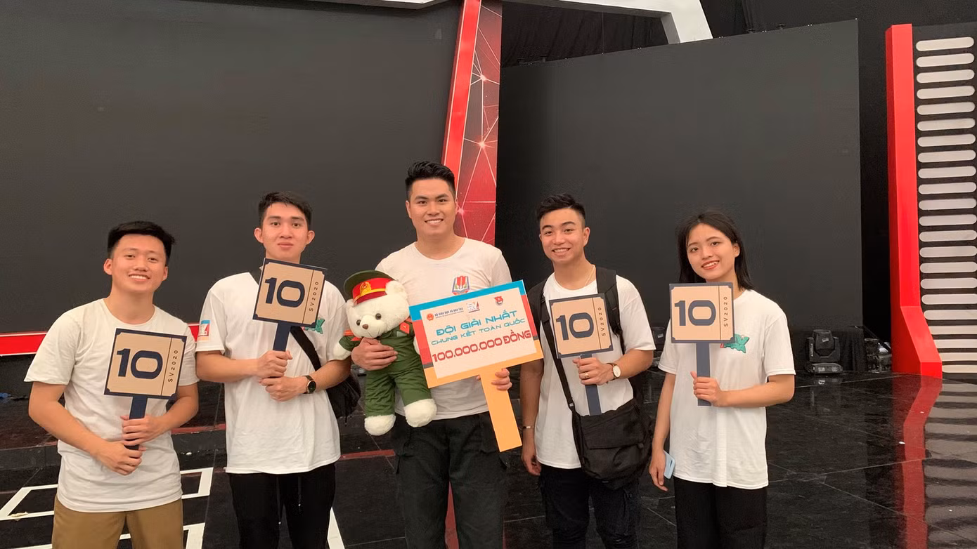 Vương Anh (ở giữa) cùng các thành viên đội SV Học viện Cảnh sát nhân dân.