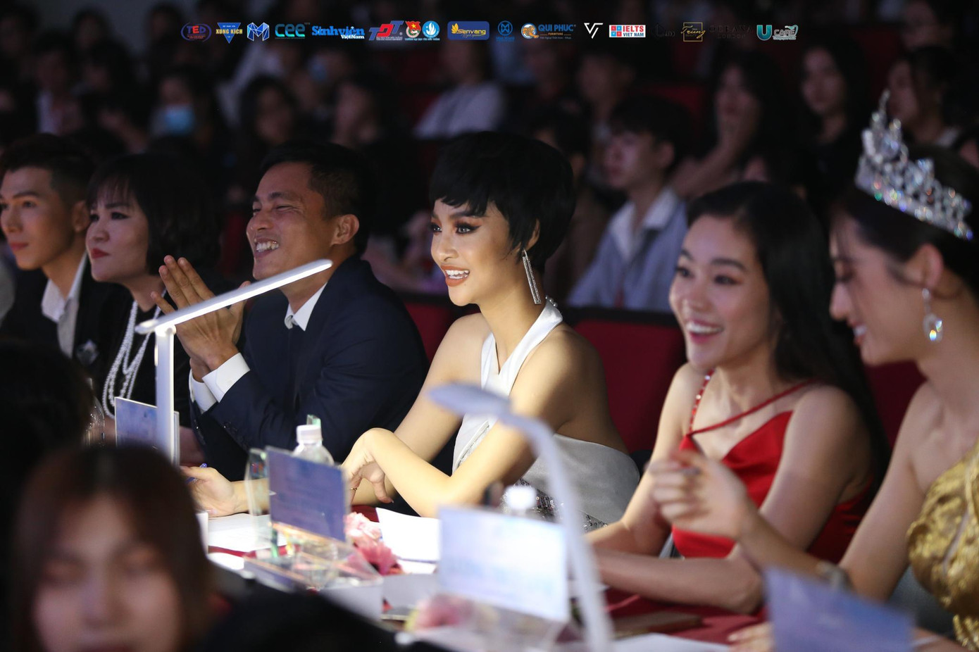 Câu trả lời từ các bạn thí sinh đem tới sự thích thú và ấn tượng với Hội đồng Ban Giám Khảo Câu trả lời từ các bạn thí sinh đem tới sự thích thú và ấn tượng với Hội đồng Ban Giám Khảo