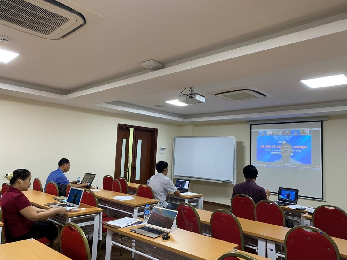 Hội đồng bảo vệ đồ án tốt nghiệp trực tuyến đang làm việc.