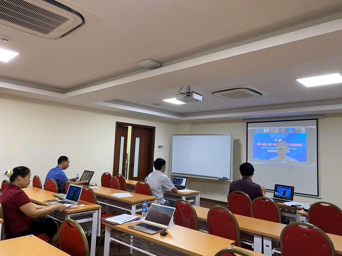 Hội đồng bảo vệ đồ án tốt nghiệp trực tuyến đang làm việc. Hội đồng bảo vệ đồ án tốt nghiệp trực tuyến đang làm việc.