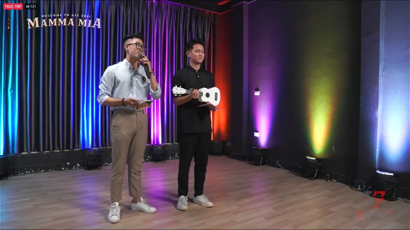 Sau mini game, chiếc đàn ukulele đã thuộc về khán giả Nguyễn Kiều Anh.