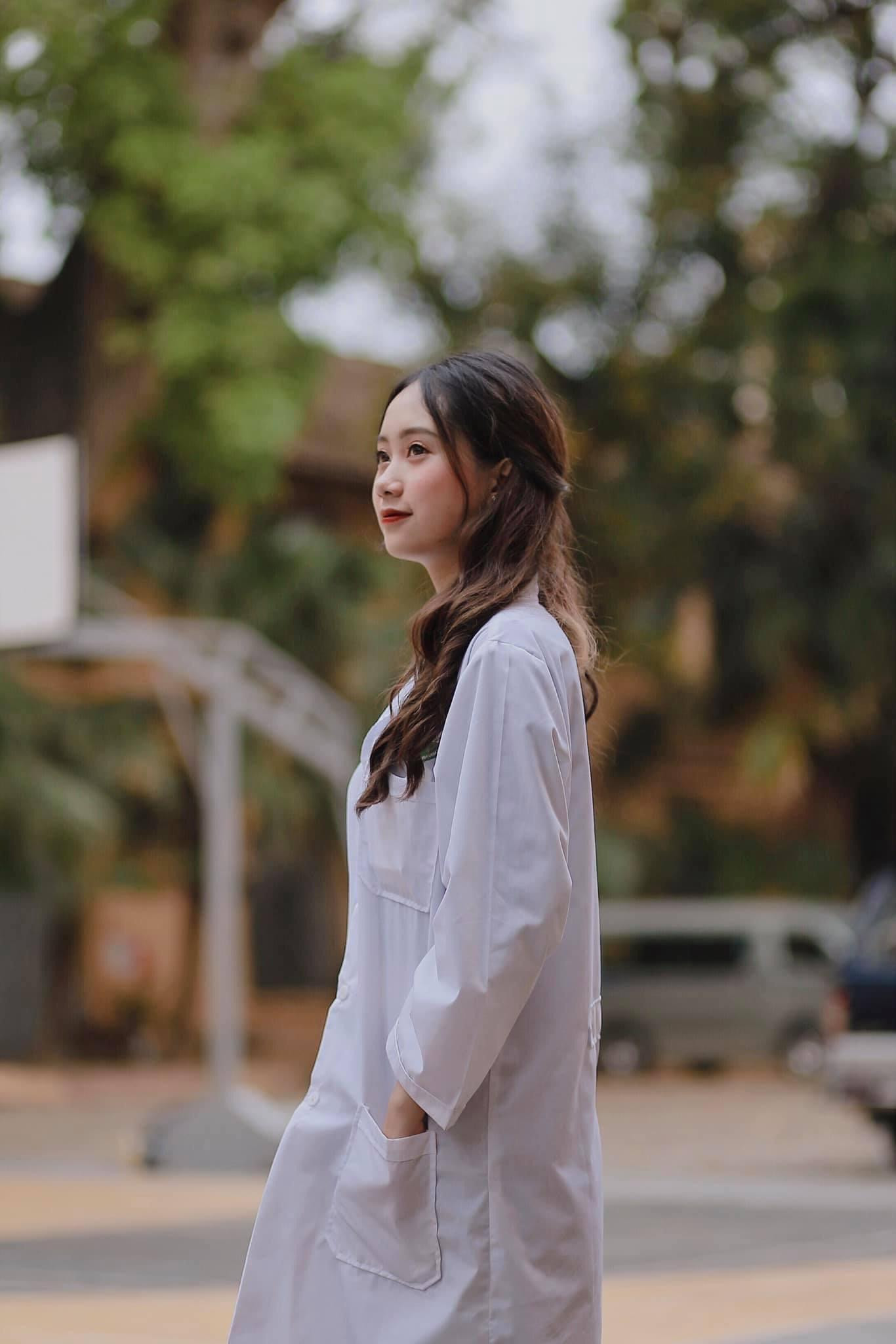 Mai Phương ra dáng Dược sĩ khi khoác trên mình chiếc áo Blouse trắng.