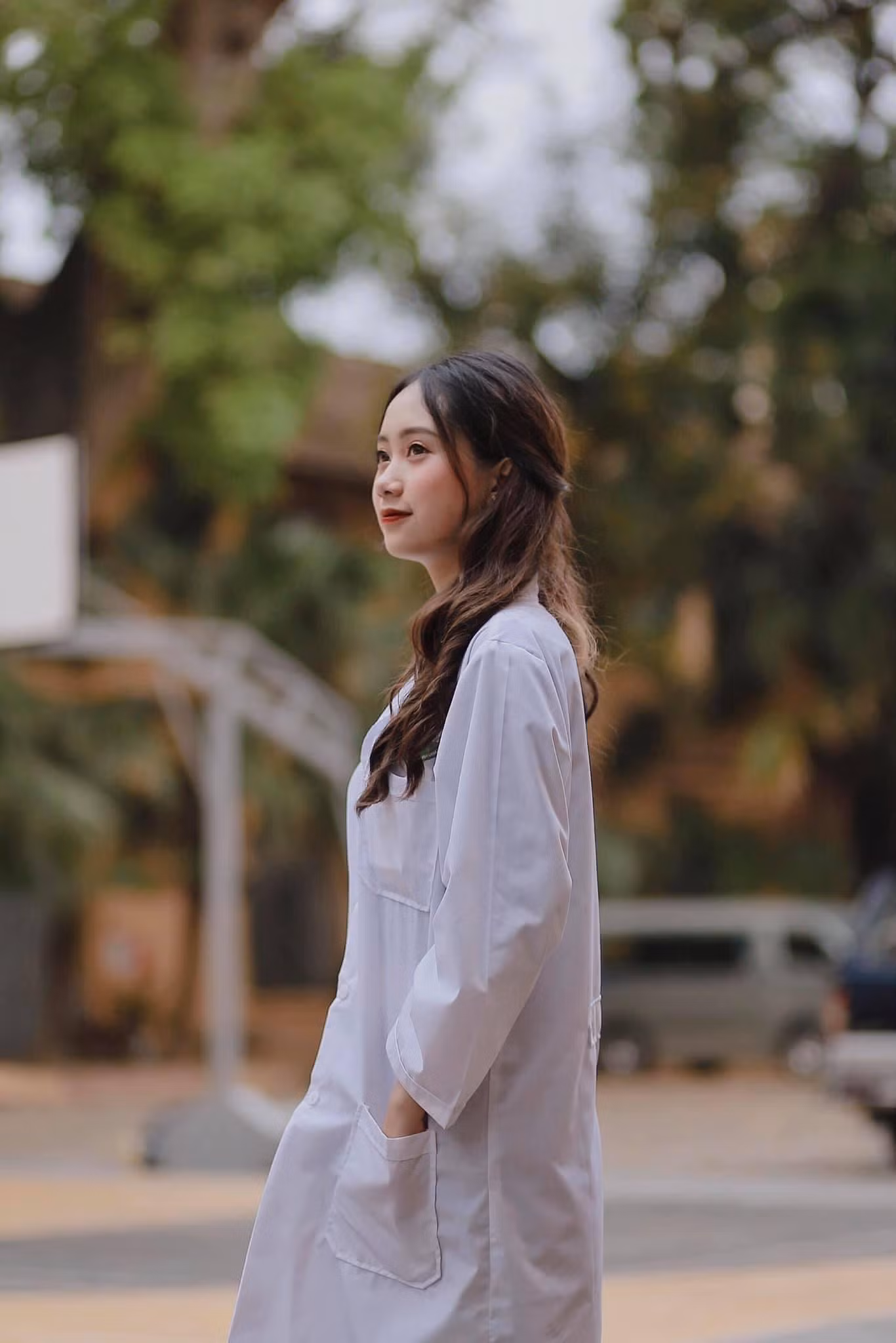 Mai Phương ra dáng Dược sĩ khi khoác trên mình chiếc áo Blouse trắng.