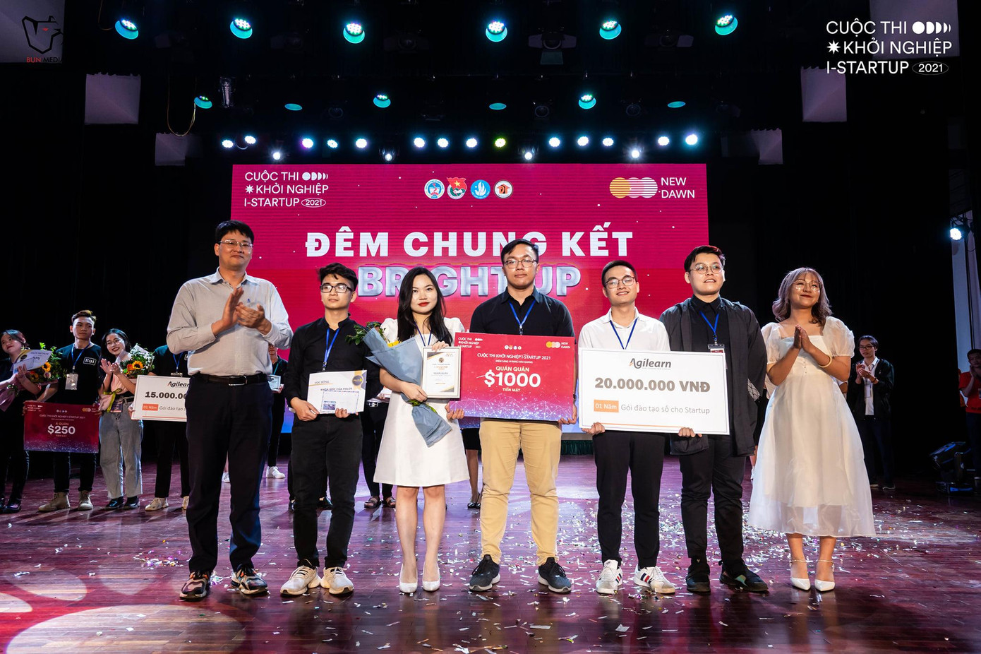 Khoảnh khắc các thành viên uCall đăng quang cuộc thi khởi nghiệp I-startup 2021 Khoảnh khắc các thành viên uCall đăng quang cuộc thi khởi nghiệp I-startup 2021
