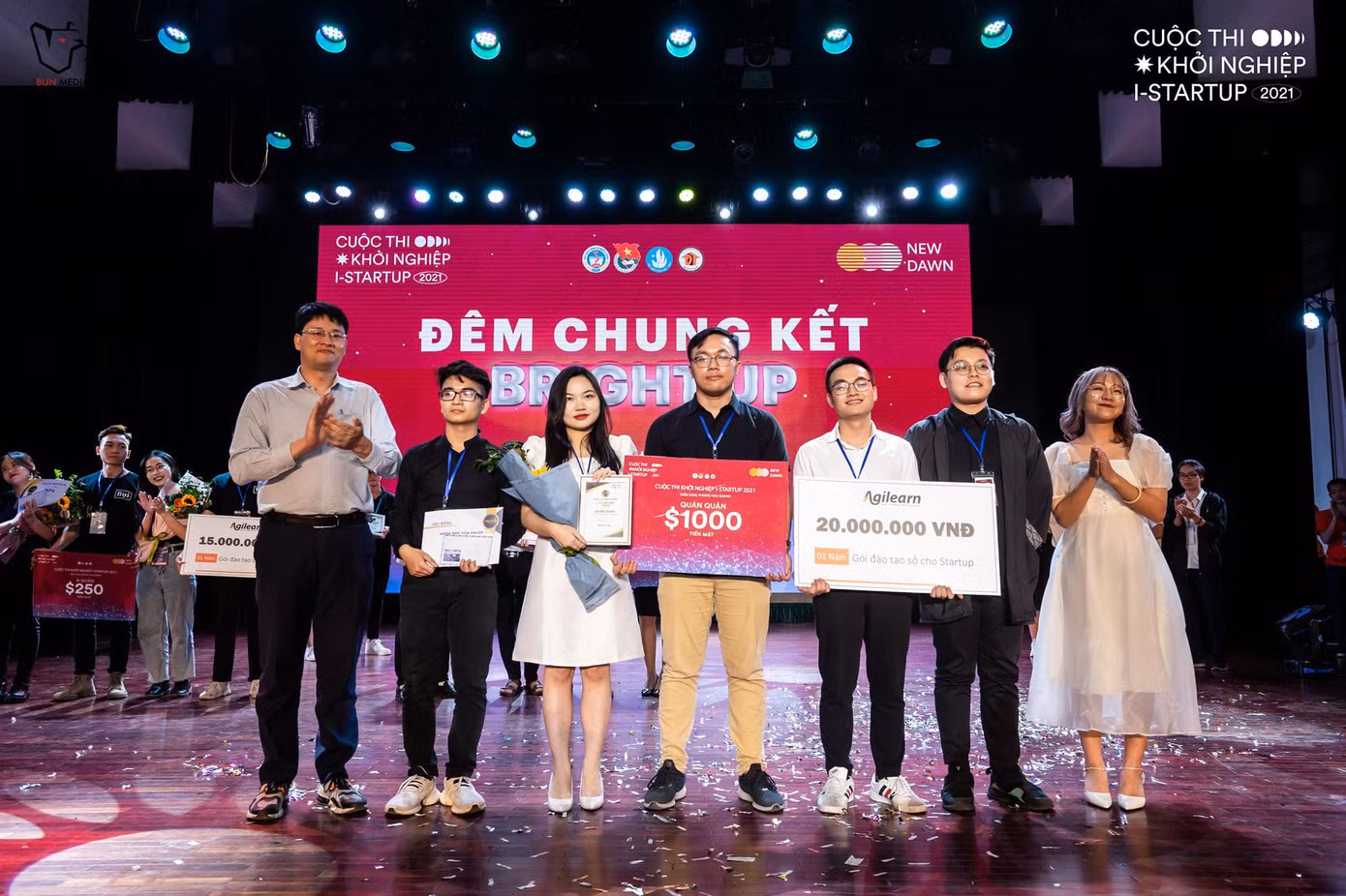 Khoảnh khắc các thành viên uCall đăng quang cuộc thi khởi nghiệp I-startup 2021 Khoảnh khắc các thành viên uCall đăng quang cuộc thi khởi nghiệp I-startup 2021