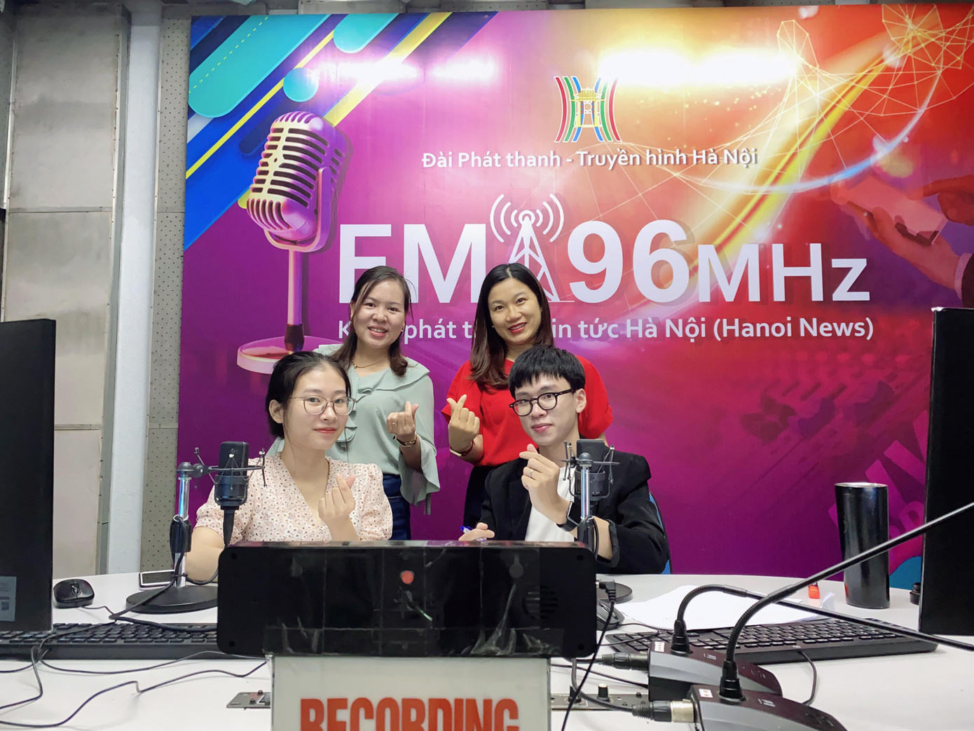 Quang Minh cùng các đồng nghiệp tại Đài Phát thanh – Truyền hình Hà Nội.