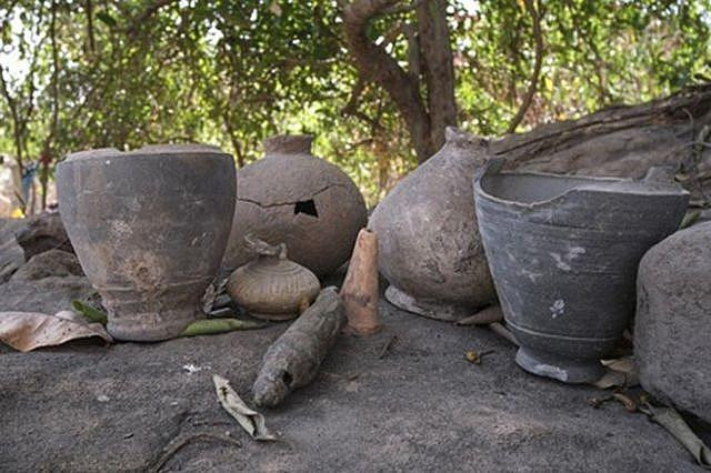 Một số đồ gốm chưa rõ niên đại cũng được phát hiện tại nơi có tượng Phật. (Ảnh: Peter Ford) Một số đồ gốm chưa rõ niên đại cũng được phát hiện tại nơi có tượng Phật. (Ảnh: Peter Ford)