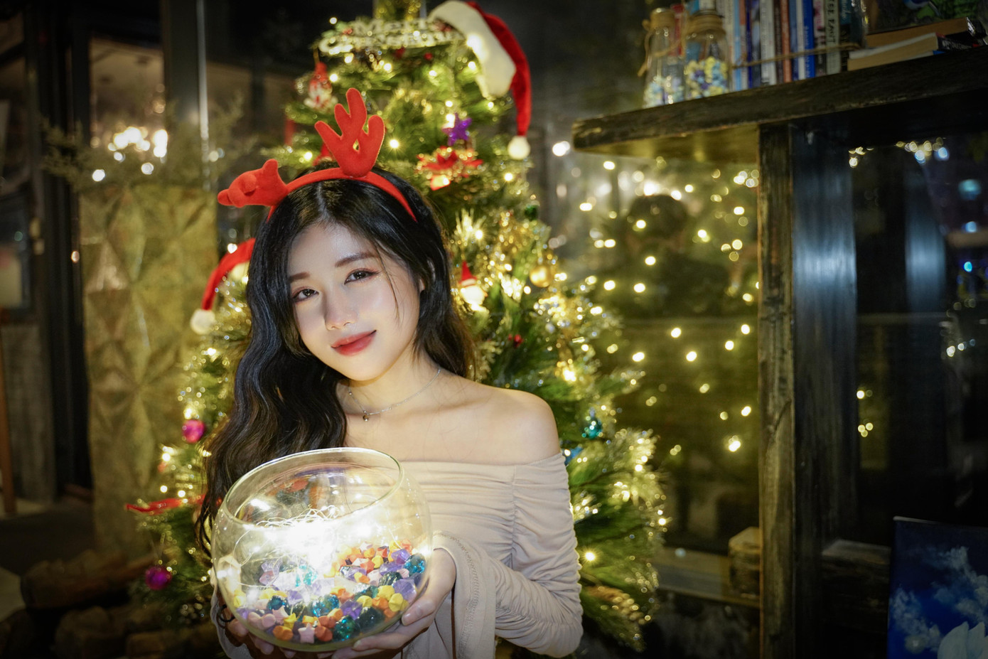 Vẻ đẹp rạng rỡ thu hút mọi ánh nhìn của Mai Sally trong những concept Giáng sinh khác nhau kỷ niệm tuổi 24.
