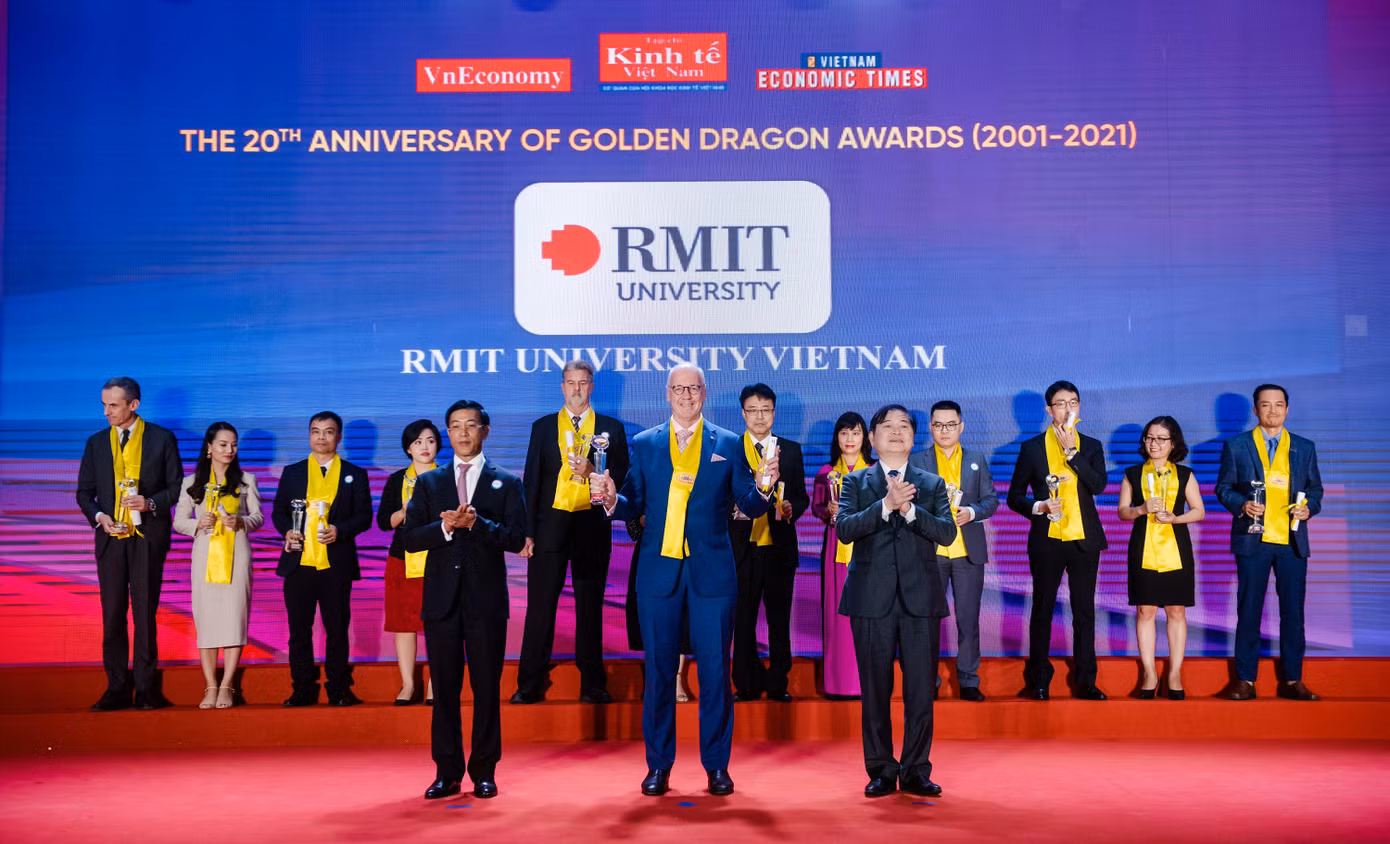 Ông Phillip Dowler, Trưởng cơ sở Hà Nội của Đại học RMIT, thay mặt nhà trường nhận Giải thưởng Rồng Vàng tại buổi lễ diễn ra ở Hà Nội ngày 26/4/2021