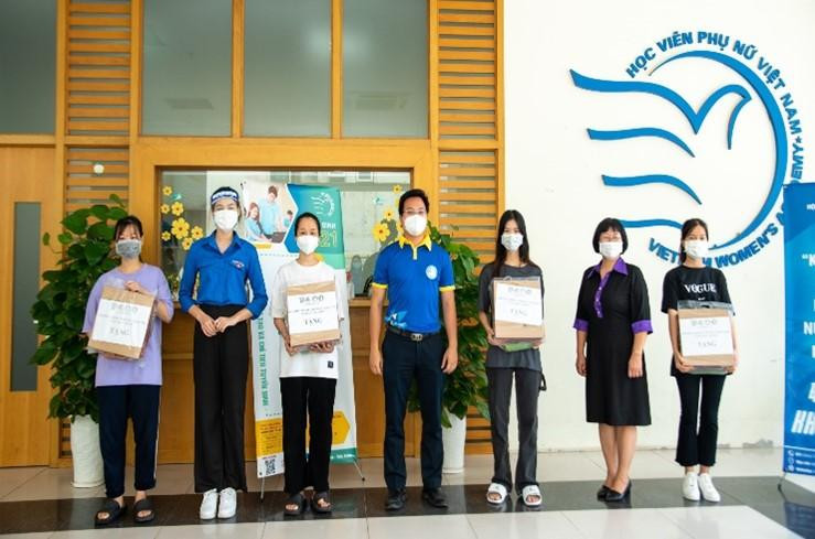 TS. Dương Kim Anh (thứ 2 bên phải) – Phó Giám đốc Học viện Phụ nữ Việt Nam - tặng nhu yếu phẩm cho sinh viên