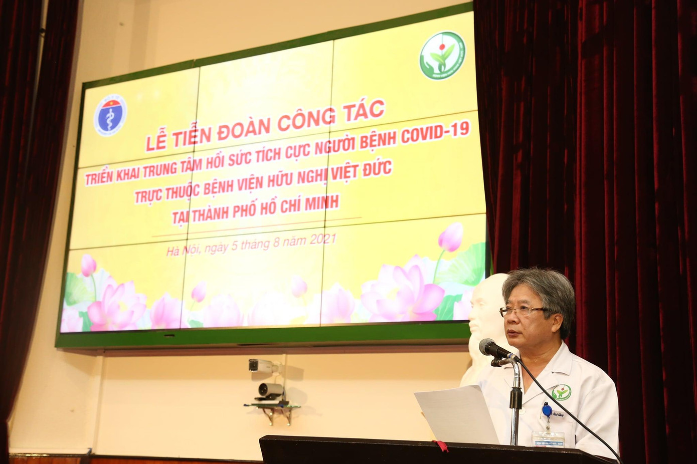 &quot;Hết lòng cứu chữa bệnh nhân COVID-19 nặng và an toàn trở về&quot; là những lời GS.TS Trần Bình Giang - Giám đốc Bệnh viện HN Việt Đức dặn dò rất nhiều lần trước ngày các y bác sĩ lên đường chống dịch.