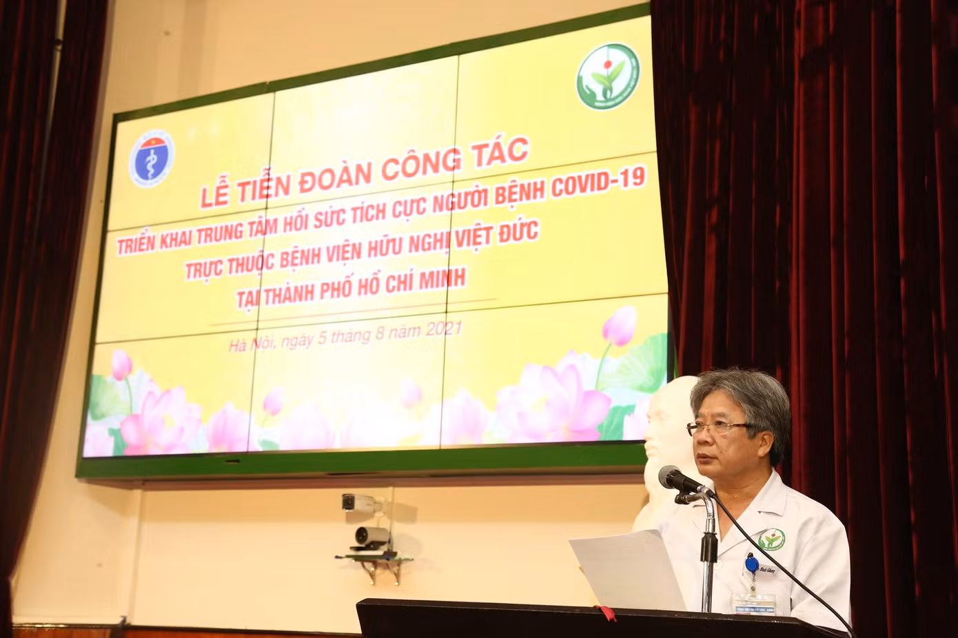 "Hết lòng cứu chữa bệnh nhân COVID-19 nặng và an toàn trở về" là những lời GS.TS Trần Bình Giang - Giám đốc Bệnh viện HN Việt Đức dặn dò rất nhiều lần trước ngày các y bác sĩ lên đường chống dịch.