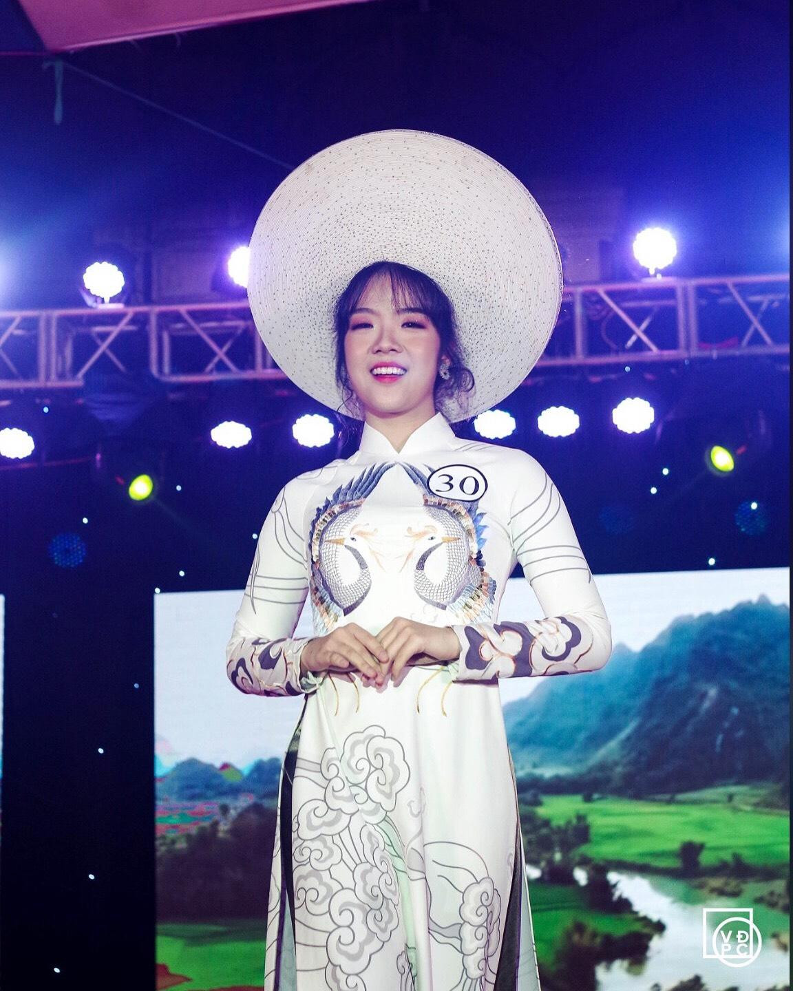 Ngọc từ một cô gái nhút nhát, sợ đám đông, ít khi tham gia các hoạt động rồi trở thành một người tự tin đứng trên sân khấu.