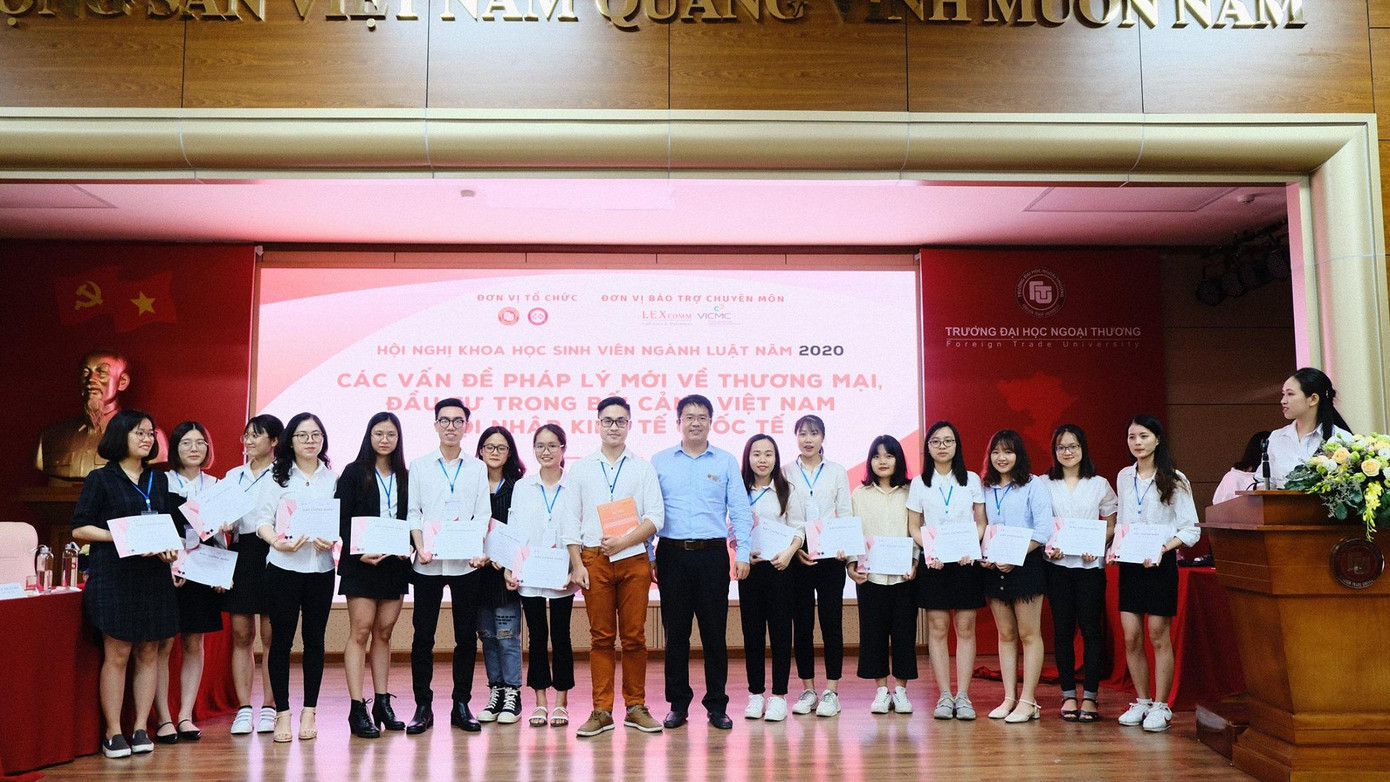 Việt Anh (thứ 9 từ trái qua) tại Hội nghị Khoa học Sinh viên ngành Luật 2020. Việt Anh (thứ 9 từ trái qua) tại Hội nghị Khoa học Sinh viên ngành Luật 2020.