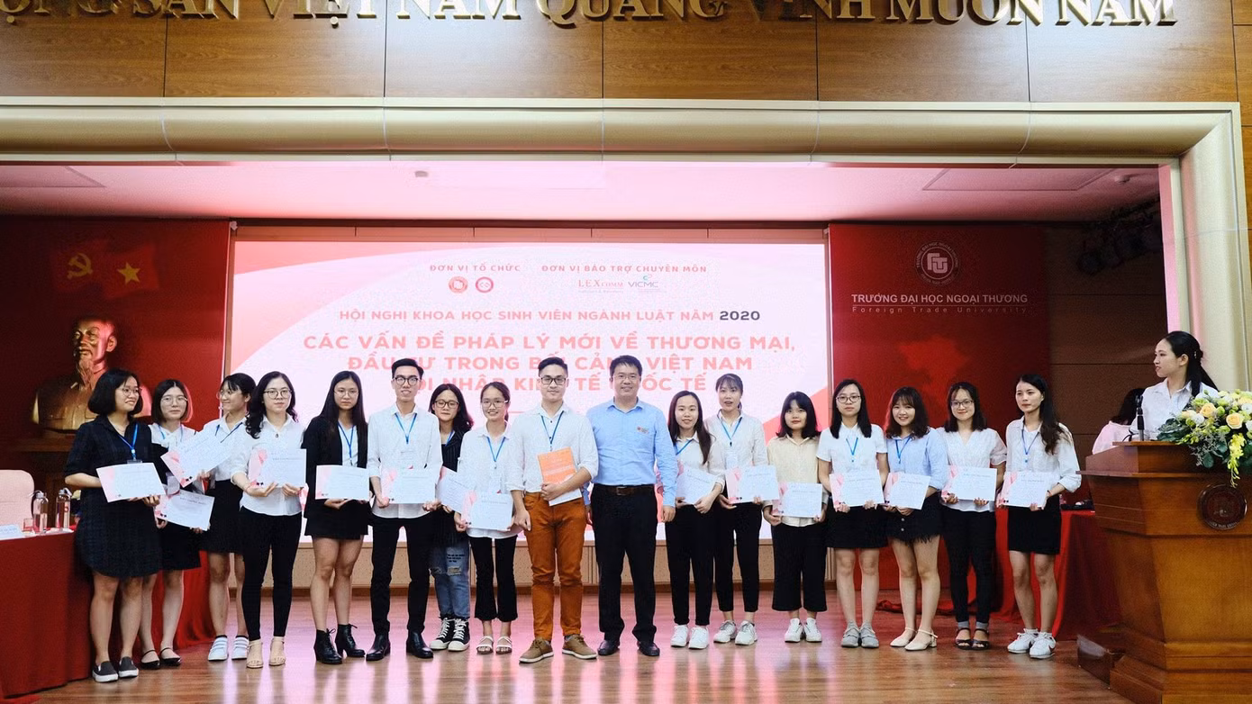 Việt Anh (thứ 9 từ trái qua) tại Hội nghị Khoa học Sinh viên ngành Luật 2020.
