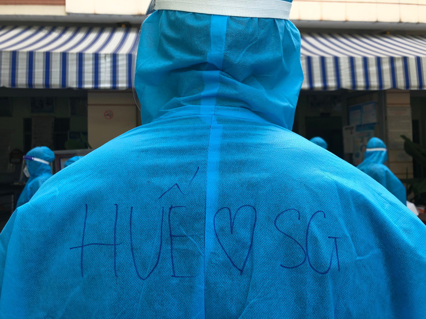 Tình yêu và niềm tin đều được những người trẻ ở đây gửi gắm qua dòng chữ viết trên áo