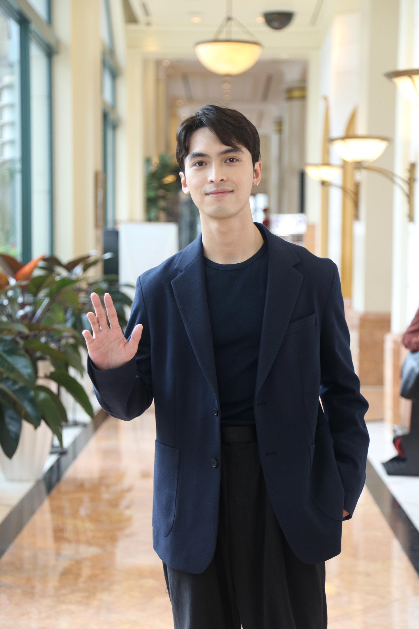 Công Dương trong vai Phan mồ côi cha, chăm sóc mẹ bệnh tật, nhưng luôn nhìn cuộc đời lạc quan, tích cực. Câu chuyện tình yêu lãng mạn, tươi trẻ của Hoàng My với Phan là điểm sáng của bộ phim này. Công Dương trong vai Phan mồ côi cha, chăm sóc mẹ bệnh tật, nhưng luôn nhìn cuộc đời lạc quan, tích cực. Câu chuyện tình yêu lãng mạn, tươi trẻ của Hoàng My với Phan là điểm sáng của bộ phim này.