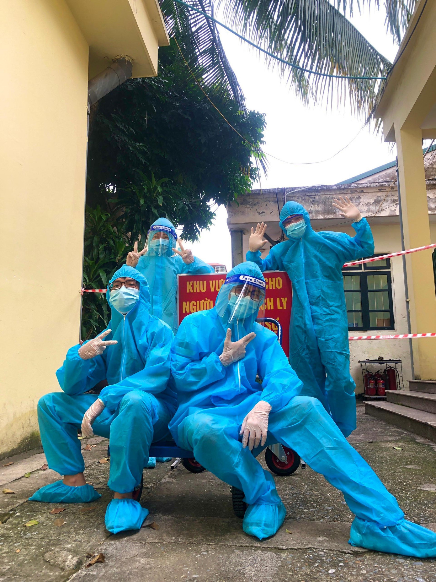 Hình ảnh Nam hỗ trợ công tác khu cách ly.