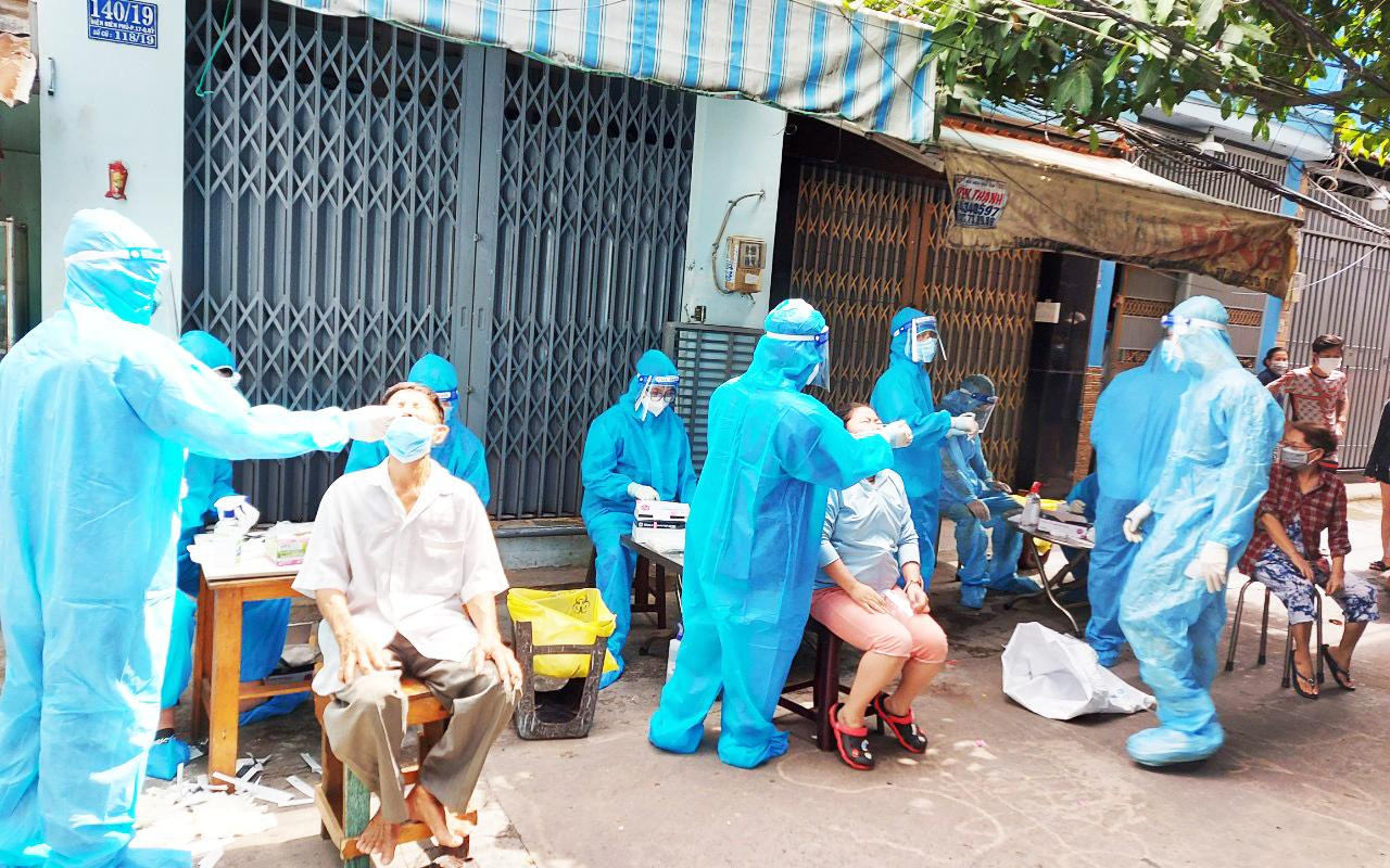 Lấy mẫu test nhanh Covid-19 ở khu phố