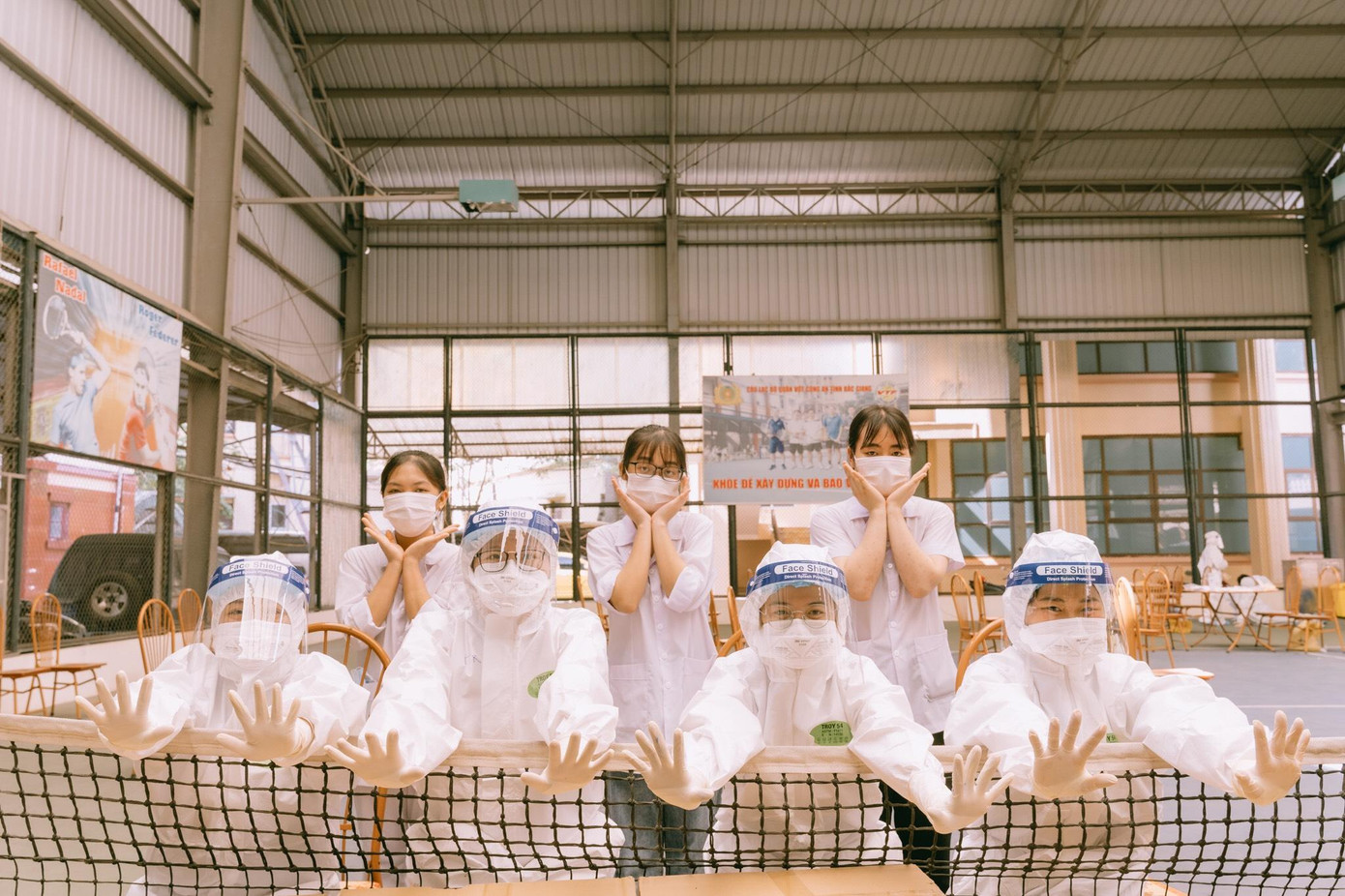 Giây phút thư giãn cùng bạn bè sau những ngày làm việc vất vả dưới trời nắng nóng của Diệu Linh. Giây phút thư giãn cùng bạn bè sau những ngày làm việc vất vả dưới trời nắng nóng của Diệu Linh.