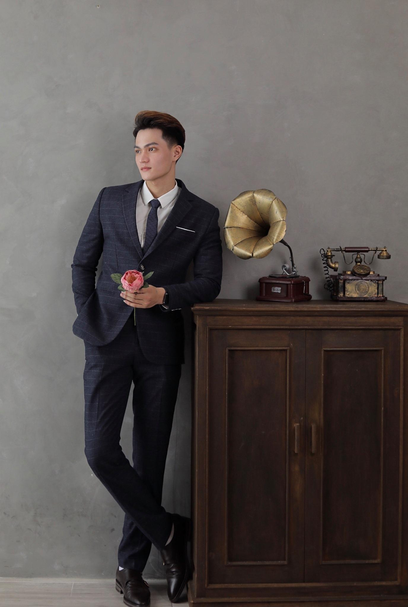 Mạnh Hùng đang sinh sống và làm việc tại Đà Nẵng.