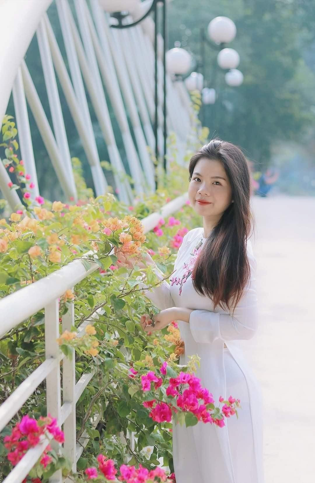 Đàm Nguyễn Thụy Vy nền nã trong chiếc áo dài trắng tinh khôi. Ảnh: NVCC Đàm Nguyễn Thụy Vy nền nã trong chiếc áo dài trắng tinh khôi. Ảnh: NVCC