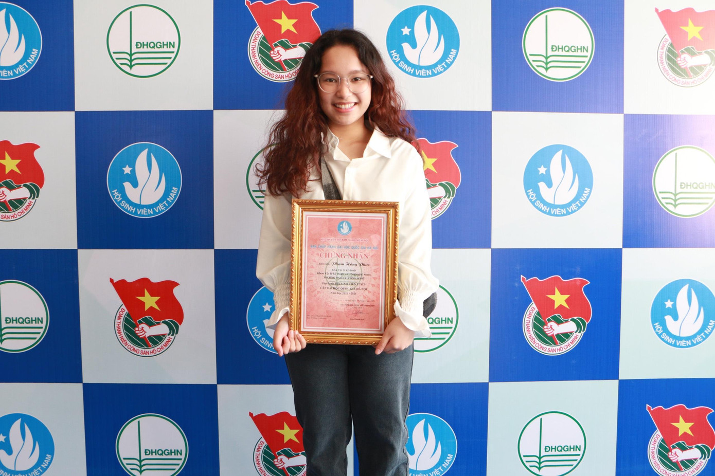 Bạn Nghiêm Thu Huyền - Sinh viên đạt danh hiệu “Sinh viên 5 tốt” cấp ĐHQGHN. Bạn Nghiêm Thu Huyền - Sinh viên đạt danh hiệu “Sinh viên 5 tốt” cấp ĐHQGHN.