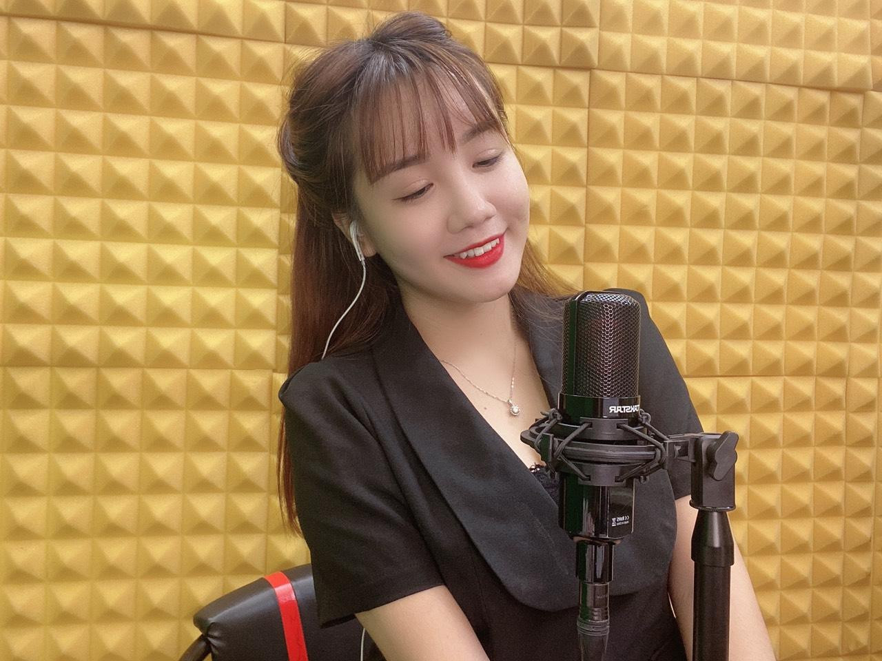 Bất kỳ bản hit nào vừa ra đời đều được cô nàng nhanh chóng cover lại.