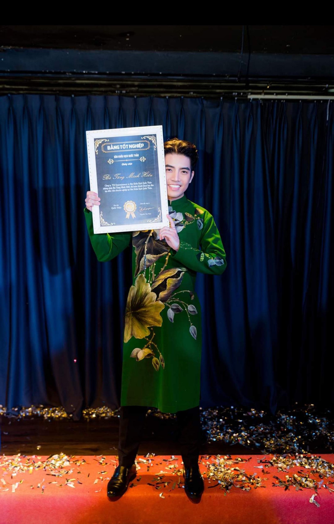 Bá Tăng Minh Hiếu từng tốt nghiệp Diễn viên kịch nói chuyên nghiệp tại Sân khấu kịch Quốc Thảo. Bá Tăng Minh Hiếu từng tốt nghiệp Diễn viên kịch nói chuyên nghiệp tại Sân khấu kịch Quốc Thảo.