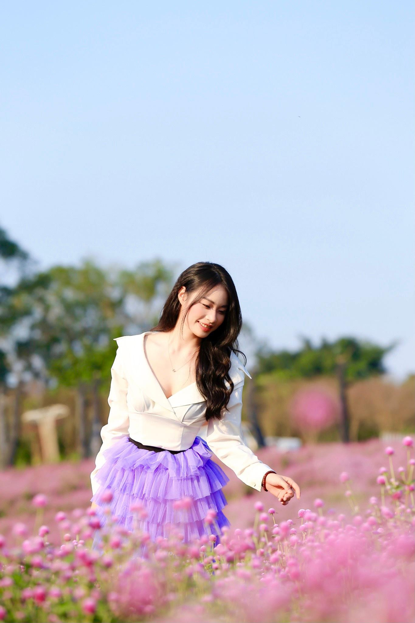 Hải Yến chọn hoa Bách Nhật tím cho bộ ảnh