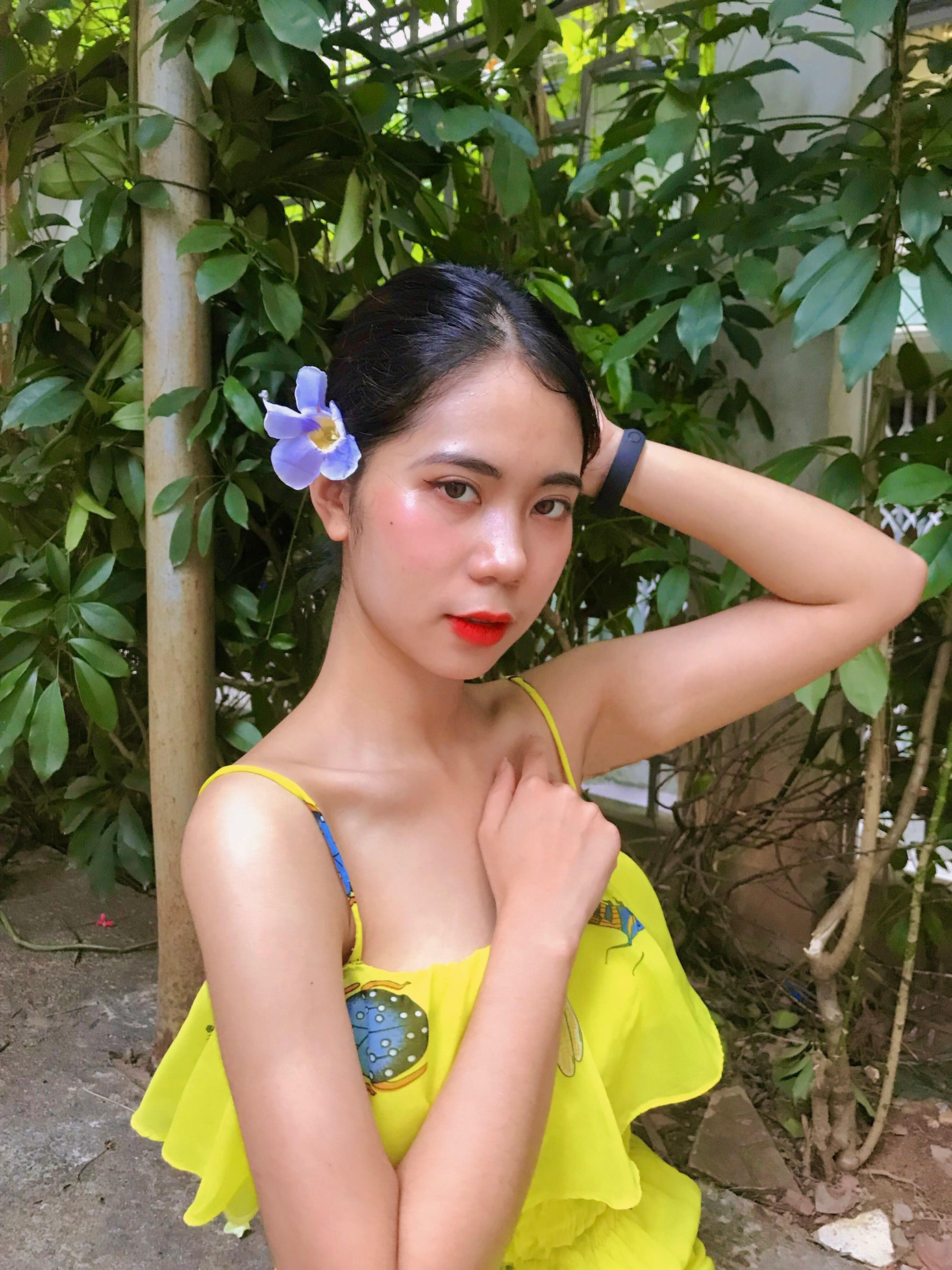 Nữ sinh không ngừng trau dồi bản thân. Nữ sinh không ngừng trau dồi bản thân.