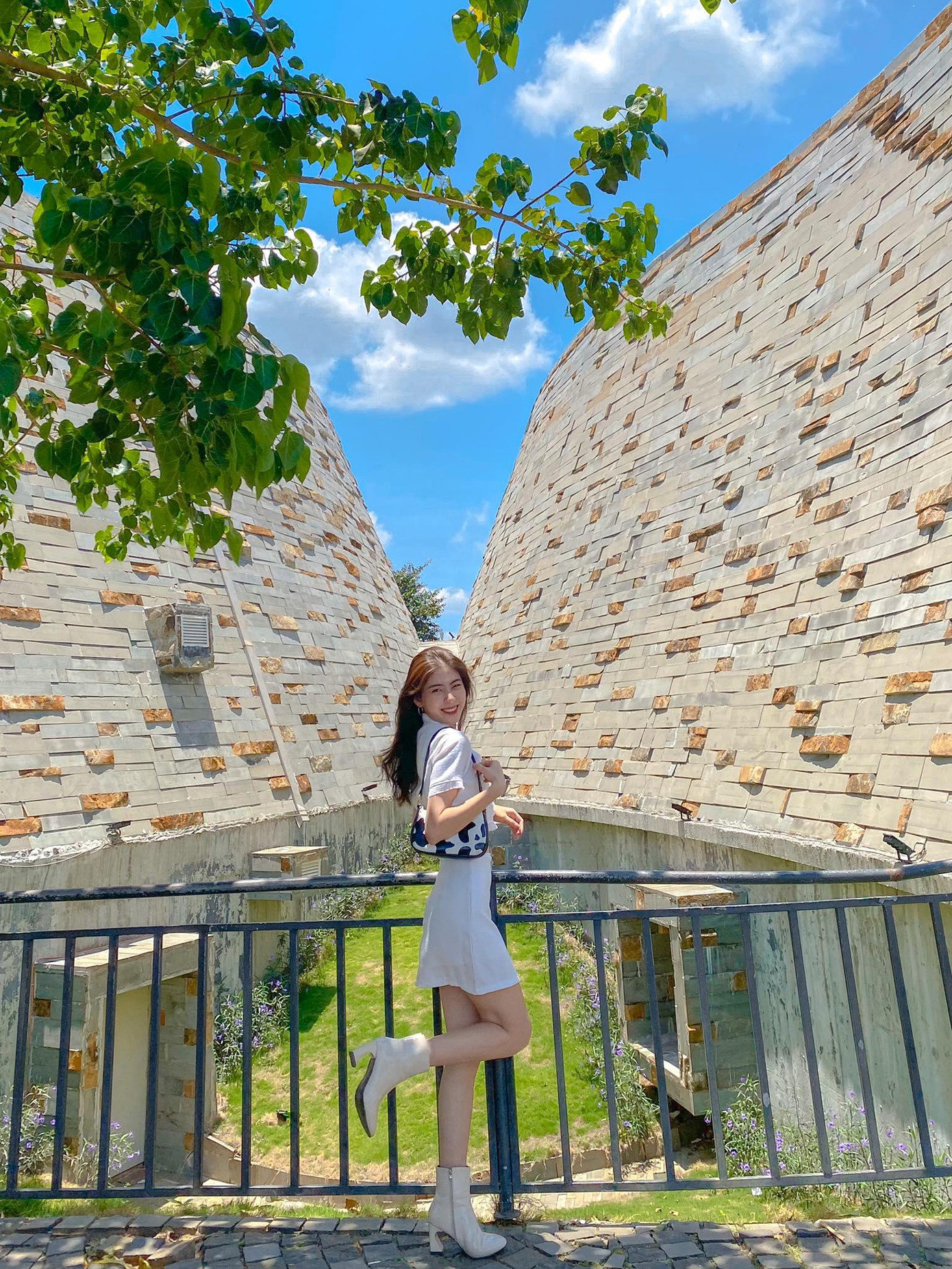 Á khôi rất tâm đắc và luôn khắc ghi câu nói: “Làm việc gì cũng được, miễn là đừng đánh mất giá trị của bản thân”. Á khôi rất tâm đắc và luôn khắc ghi câu nói: “Làm việc gì cũng được, miễn là đừng đánh mất giá trị của bản thân”.