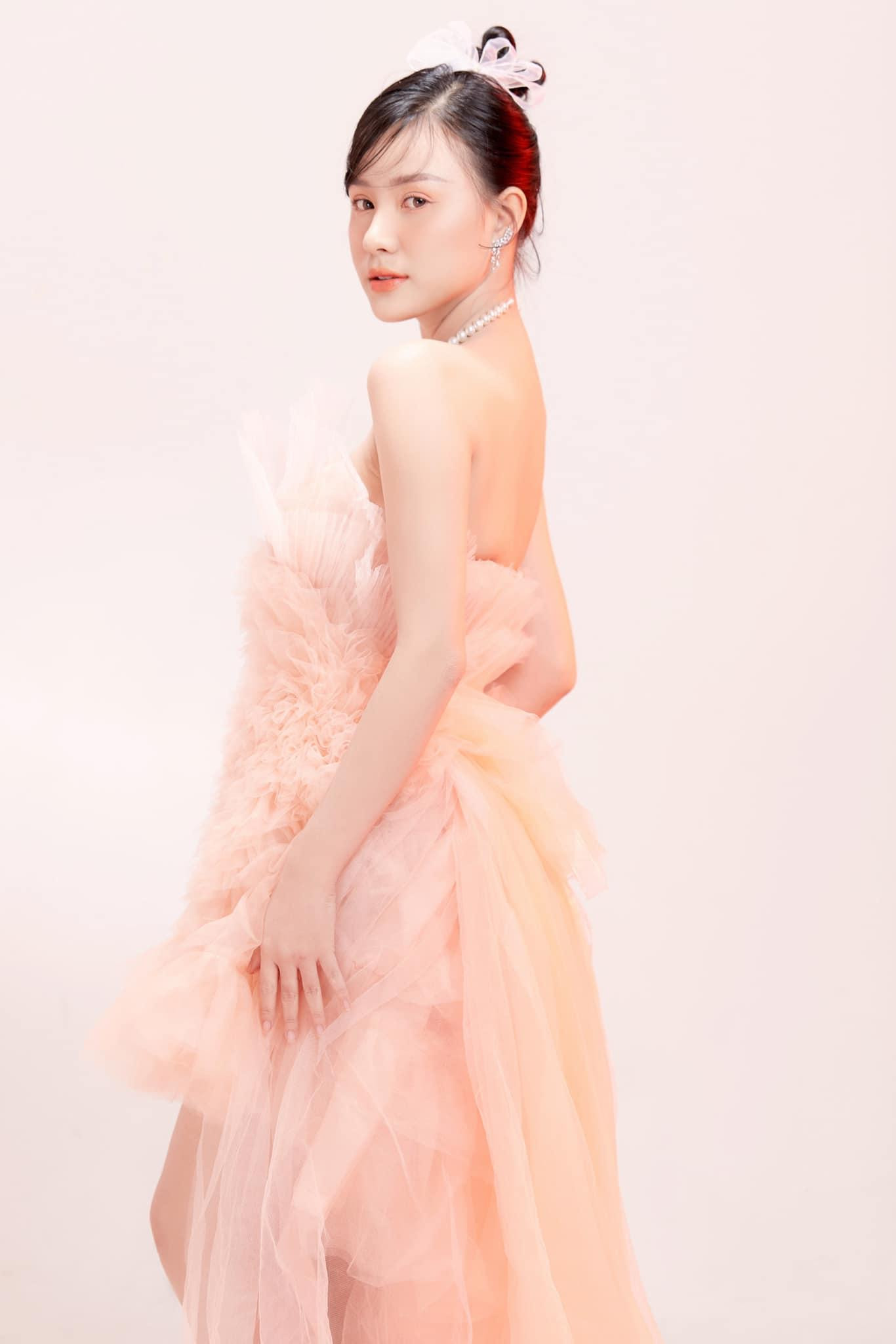 Nữ sinh hiện là người mẫu ảnh, diễn viên múa tại TP. HCM. Nữ sinh hiện là người mẫu ảnh, diễn viên múa tại TP. HCM.