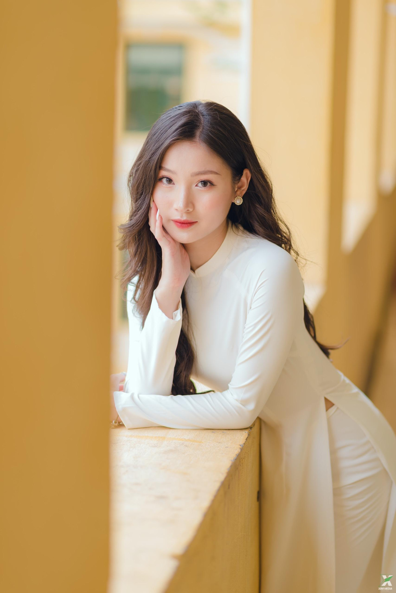 Cô nàng 2003 đẹp dịu dàng trong tà áo dài trắng.