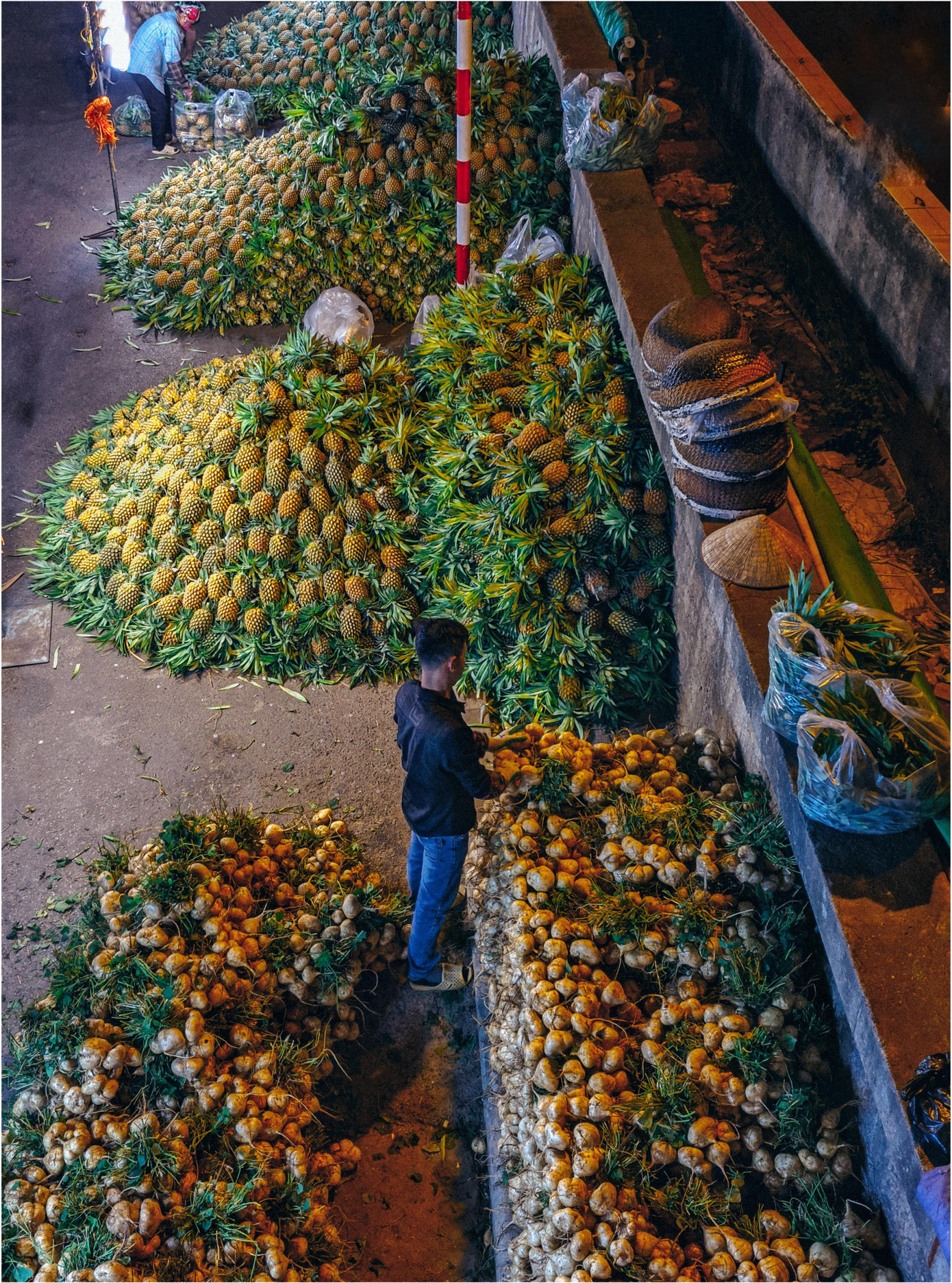 Bức ảnh chứa đựng cả sắc màu, hương vị và nhịp sống ở chợ Long Biên khi về đêm được lưu giữ qua ống kính của chàng trai trẻ Tú Phạm. Bức ảnh chứa đựng cả sắc màu, hương vị và nhịp sống ở chợ Long Biên khi về đêm được lưu giữ qua ống kính của chàng trai trẻ Tú Phạm.