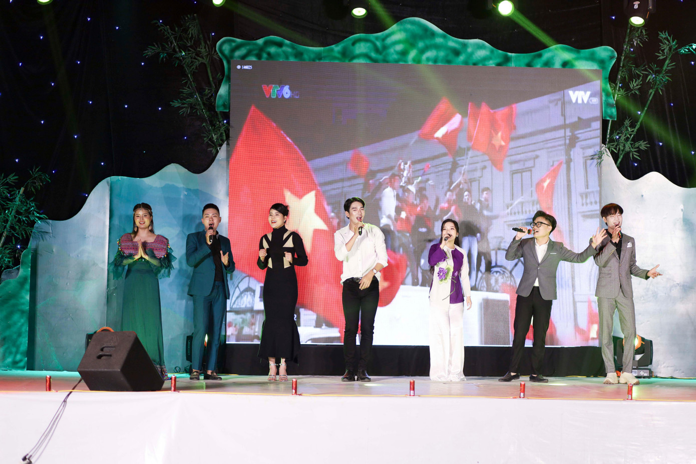 Anh Tú cùng những người bạn diễn