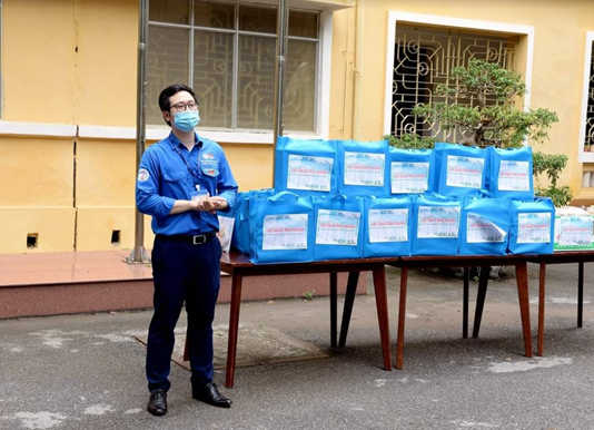 Gói quà gồm các thực phẩm thiết yếu hỗ trợ sinh viên đang kẹt ở Hà Nội.