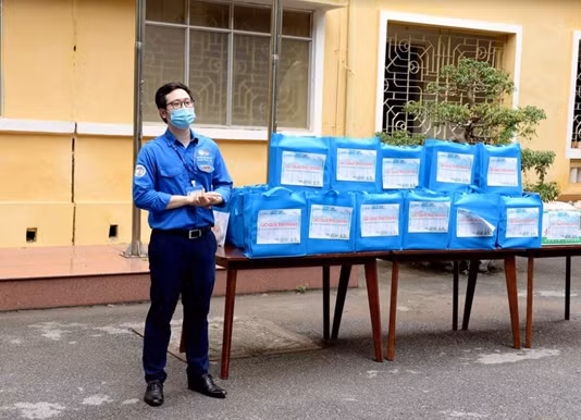 Gói quà gồm các thực phẩm thiết yếu hỗ trợ sinh viên đang kẹt ở Hà Nội.